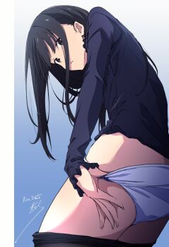 1girl ass black_hair black_pantyhose black_shirt blue_background buruma closed_mouth commentary dated gradient_background highres inoue_takina long_hair long_sleeves looking_at_viewer lycoris_recoil midriff nii_manabu no_pants pantyhose purple_eyes shirt signature solo symbol-only_commentary white_buruma