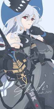 1girl arknights ascot bare_shoulders black_gloves black_hat blue_hat character_name commentary dress gloves grey_ascot grey_background grey_dress grey_hair hand_on_own_chin hat highres long_hair looking_at_viewer mkm_0610 parted_lips red_eyes simple_background skadi_(arknights) solo sword twitter_username two-sided_fabric two-sided_headwear watermark weapon