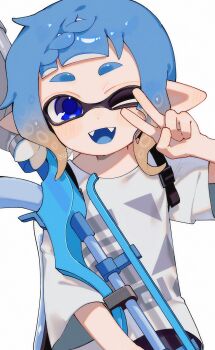 1girl blue_eyes blue_hair blue_pupils brown_hair colored_tips fangs hashtag-only_commentary highres holding holding_weapon inkling inkling_girl inkling_player_character medium_hair multicolored_hair nintendo one_eye_closed open_mouth pointy_ears print_shirt sabata_saba shirt simple_background smile solo splatoon_(series) splatoon_3 squiffer_(splatoon) t-shirt tentacle_hair thick_eyebrows two-tone_hair upper_body v weapon white_background white_shirt