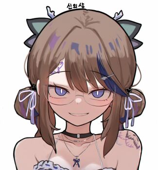 airi_kanna antlers blue_eyes bright_pupils brown_hair choker collar commentary_request dragon_girl dragon_horns dress glasses horns korean_commentary multicolored_hair ribbon seongda shoulder_tattoo simple_background slit_pupils stellive streaked_hair tattoo teeth translation_request upper_body virtual_youtuber white_background