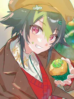 1boy absurdres alternate_costume blurry blurry_background bokeh brown_coat brown_hat christmas_tree coat collared_shirt commentary_request cupcake depth_of_field food food_on_face green_hair grin hat highres holding holding_food inami_rai long_sleeves looking_at_viewer male_focus matochi_(fa) multicolored_hair nijisanji otomo_(inami_rai) pink_eyes red_vest shirt smile solo streaked_hair vest virtual_youtuber white_shirt
