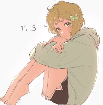 Rule 34 | 1girl, bare legs, barefoot, black shorts, blonde hair, bow, closed mouth, dated, green eyes, green hoodie, hair bow, hibike! euphonium, highres, hood, hood down, hoodie, hugging own legs, kawashima sapphire, light smile, long sleeves, looking at viewer, matarasu (aaaaaaaaj), polka dot, polka dot bow, short hair, shorts, sidelocks, simple background, sitting, sketch, sleeves past wrists, solo, toes, white background