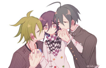 3boys aegyo_sal ahoge amami_rantaro antenna_hair aqua_hair belt black_jacket black_scarf boy_sandwich brooch buttons chain checkered_clothes checkered_scarf closed_mouth collared_jacket commentary_request danganronpa_(series) danganronpa_v3:_killing_harmony dot_nose double-breasted ear_piercing expressionless green_hair grey_shirt hair_between_eyes height_difference high_collar holding_hands interlocked_fingers jacket jewelry kiss kissing_cheek leaning_forward light_frown long_eyelashes long_hair_between_eyes long_sleeves male_focus messy_hair multicolored_buttons multiple_boys multiple_piercings oma_kokichi piercing pinstripe_jacket pinstripe_pattern pointy_nose purple_eyes purple_hair saihara_shuichi sakura_(fein5862817) sandwiched scarf shirt short_hair short_sleeves simple_background sleeve_cuffs striped_clothes striped_shirt twitter_username two-tone_scarf undershirt upper_body vertical-striped_sleeves white_background white_belt white_jacket white_scarf wrist_belt yaoi