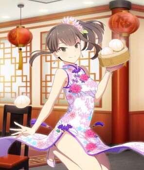 1girl armpit_crease bare_arms bare_shoulders blunt_ends bracelet breasts brown_hair chair china_dress chinese_clothes closed_mouth cowboy_shot dot_nose dress earrings floating_hair floral_print floral_print_dress flower food game_cg green_eyes hair_flower hair_ornament hand_up high_heels holding indoors jewelry lantern looking_at_viewer lotus_earrings medium_breasts medium_hair official_art paper_lantern pink_flower print_dress print_shoes pumps purple_dress purple_shoes restaurant rug shoes side_ponytail side_slit sidelocks sleeveless sleeveless_dress smile solo standing standing_on_one_leg steamed_bun suzumoto_hana third-party_source toji_no_miko toji_no_miko:_kizamishi_issen_no_tomoshibi waitress