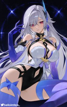 1girl adapted_costume bare_shoulders black_leotard breasts clothing_cutout commentary_request dark_background feet_out_of_frame genshin_impact grey_hair hair_between_eyes hair_intakes hair_ornament hand_up helloimtea highres large_breasts leotard long_hair looking_at_viewer navel navel_cutout paid_reward_available parted_lips partial_commentary patreon_username pink_eyes skirk_(genshin_impact) solo thighs twitter_username
