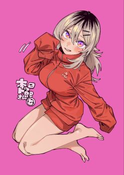 1girl barefoot black_hair blonde_hair blue_eyes blush breasts collared_jacket dark-skinned_female dark_skin full_body green_eyes hair_between_eyes hair_ornament hairclip hand_up highres honjitsu_no_urabe-san_to jacket large_breasts long_hair long_sleeves looking_at_viewer low_ponytail mashimashi mole mole_under_eye multicolored_eyes multicolored_hair orange_jacket orange_shorts original parted_lips pink_background pink_eyes ponytail purple_eyes rainbow_eyes rainbow_gradient shorts simple_background sitting sleeves_past_fingers sleeves_past_wrists smile solo taut_jacket teeth thighs track_jacket translation_request twitter_username two-tone_hair upper_teeth_only upturned_eyes urabe_haruna_(mashimashi) yellow_eyes yokozuwari