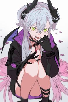 1girl bat_wings black_jacket demon_horns fangs fate/grand_order fate_(series) gradient_hair green_eyes highres horns jacket kusuri_03 lilith_(fate) lilith_(first_ascension)_(fate) looking_at_viewer multicolored_hair neck_tattoo pink_hair squatting tattoo white_hair wings
