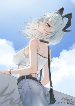 1girl absurdres ahoge alternate_costume bare_shoulders black_choker black_eyes black_horns blue_sky breasts choker closed_mouth commentary crop_top curled_horns dated day denim grey_hair highres hinato_(hinato_25) horns jeans long_hair medium_breasts multicolored_eyes multicolored_hair outdoors pants red_eyes shirt signature sky solo streaked_hair twitter_username two-tone_eyes white_shirt wind wuthering_waves zani_(wuthering_waves)