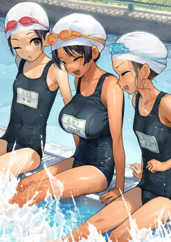 3girls :d ^_^ black_hair black_one-piece_swimsuit breasts closed_eyes commentary_request fang flat_chest gaki_kyonyuu goggles goggles_on_head highres kaedeko_(kaedelic) large_breasts looking_at_another multiple_girls one-piece_swimsuit one_eye_closed open_mouth oppai_loli pool purple_eyes sasaki_kanna school_swimsuit short_hair sitting skin_fang smile swimsuit thighs wet