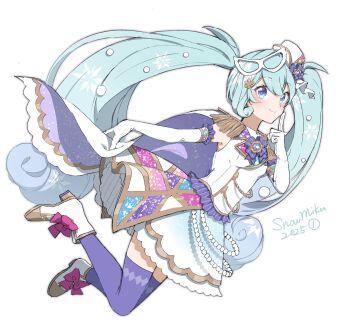 1girl agonasubi aqua_eyes aqua_hair blue_hair boots bow cape character_name commentary domino_mask elbow_gloves epaulettes eye_mask finger_to_own_chin footwear_bow full_body gloves gold_trim gradient_hair hair_ornament hat hatsune_miku high_heel_boots high_heels highres layered_skirt long_hair looking_at_viewer mask mini_hat multicolored_hair purple_thighhighs shirt simple_background skirt sleeveless sleeveless_shirt smile snowflake_hair_ornament snowflake_print solo thighhighs twintails very_long_hair vocaloid white_background white_boots white_cape white_gloves white_hat white_shirt yuki_miku yuki_miku_(2025)_(candidate_no.1)