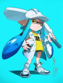 1girl 7tungsten autobomb_(splatoon) black_shorts blue_background blue_hair closed_mouth coat commentary_request earrings full_body goggles hard_hat helmet highres holding holding_weapon inkling inkling_girl inkling_player_character jewelry lab_coat long_hair long_sleeves looking_at_viewer nintendo open_clothes open_coat order_brush_(splatoon) pointy_ears shirt shoes shorts simple_background solo splatoon_(series) splatoon_3 standing tentacle_hair very_long_hair weapon white_coat white_helmet white_shoes yellow_eyes yellow_shirt