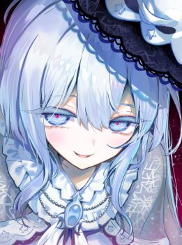 1girl commentary_request dress evil_smile frilled_dress frills gem hat looking_at_viewer mahou_shoujo_no_majo_saiban parted_lips red_pupils smile solo spoilers tsukishiro_yuki white_dress white_eyes white_hair youta