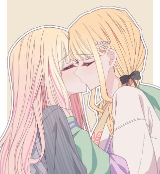 2girls black_bow blonde_hair bow closed_eyes commentary fujita_kotone gakuen_idolmaster grey_shirt hair_bow hair_ornament hairclip highres hood hoodie idolmaster juo_sena kiss kousaka_0v0 multiple_girls outline pink_streaks shirt simple_background upper_body white_hoodie white_outline yellow_background yuri