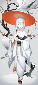 1girl alt_(apou) bird blunt_ends closed_mouth commentary_request crane_(animal) expressionless eyes_visible_through_hair full_body grey_eyes grey_hair hair_ornament hair_over_one_eye haori highres holding holding_umbrella japanese_clothes kanzashi kimono long_sleeves looking_at_viewer medium_hair obi obiage obijime off_shoulder oil-paper_umbrella okobo original outdoors platform_sandals red-crowned_crane sandals sash snow snowing solo standing swept_bangs tabi tree tsumami_kanzashi umbrella white_haori white_kimono wide_sleeves winter