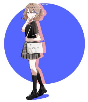 1girl absurdres airi_kanna bag black_boots black_shirt black_socks boots brown_hair commentary_request drop_shadow grey_eyes highres holding_strap korean_commentary looking_at_viewer looking_to_the_side medium_hair multicolored_hair seongda shirt short_sleeves shoulder_bag simple_background skirt socks stellive streaked_hair virtual_youtuber