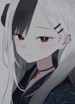 1girl black_choker black_hair black_kimono blue_archive blush choker closed_mouth commentary grey_background grey_hair hair_ornament hairclip highres japanese_clothes kayoko_(blue_archive) kayoko_(new_year)_(blue_archive) kimono long_hair looking_at_viewer multicolored_hair red_eyes simple_background solo upper_body white_hair zangaiiii1