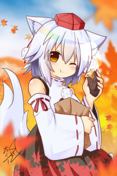 1girl ;t animal_ears artist_name autumn_leaves bag black_skirt blue_sky blurry blurry_background blurry_foreground brown_eyes closed_mouth commentary dated day depth_of_field detached_sleeves food hat highres holding holding_bag holding_food inubashiri_momiji leaf leaf_print looking_at_viewer maple_leaf_print one_eye_closed outdoors paper_bag pom_pom_(clothes) print_skirt r_gray red_hat red_skirt ribbon-trimmed_sleeves ribbon_trim roasted_sweet_potato shirt short_hair signature skirt sky sleeveless sleeveless_shirt smile solo standing sweet_potato tail tokin_hat touhou turtleneck turtleneck_shirt two-tone_skirt white_hair white_shirt white_sleeves wind wolf_ears wolf_girl wolf_tail