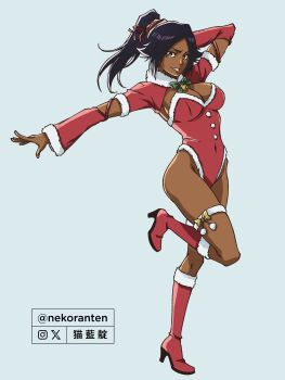 1girl artist_name bleach bleach:_sennen_kessen-hen boots breasts christmas dark-skinned_female dark_skin female_focus full_body fur_trim hair_ornament hat instagram_username knee_boots large_breasts long_hair looking_at_viewer nekoranten parted_bangs ponytail purple_hair santa_hat shihouin_yoruichi shiny_skin simple_background solo solo_focus standing twitter_username yellow_eyes