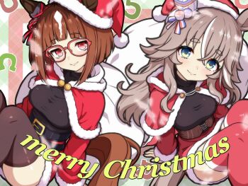 2girls alternate_costume animal_ears belt black_belt black_thighhighs bow breasts brown_belt brown_hair capelet ear_covers ear_ribbon ears_through_headwear fur-trimmed_capelet fur-trimmed_headwear fur_trim grey_hair hair_between_eyes hat highres horse_ears horse_girl horse_tail horseshoe_print juan_goshi large_breasts long_hair looking_at_viewer merry_christmas multicolored_hair multiple_girls red-framed_eyewear red_capelet red_eyes red_hat santa_costume santa_hat short_hair single_ear_cover smile streaked_hair tail thick_eyebrows thighhighs transcend_(umamusume) umamusume white_hair wonder_acute_(umamusume)