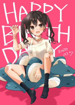 1girl arm_up black_hair black_shorts black_socks blush breasts brown_eyes claw_pose commentary_request dated full_body hair_between_eyes happy_birthday highres idolmaster idolmaster_cinderella_girls idolmaster_cinderella_girls_starlight_stage long_hair looking_at_viewer no_shoes off_shoulder open_mouth pink_background rino_cnc shadow sharp_teeth shirt short_sleeves shorts simple_background small_breasts socks solo stuffed_animal stuffed_shark stuffed_toy sunazuka_akira teeth text_background twintails white_shirt x_x