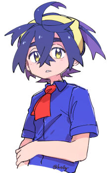 1boy ascot black_hair blue_shirt collared_shirt commentary_request cropped_torso crossed_bangs hair_between_eyes hairband hand_on_own_arm karatou kieran_(pokemon) looking_at_viewer male_focus mole mole_on_neck multicolored_hair nintendo pokemon pokemon_sv purple_hair red_ascot shirt short_sleeves simple_background solo twitter_username upper_body white_background yellow_eyes yellow_hairband