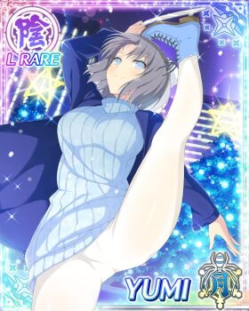 1girl arm_up blue_coat blue_eyes blue_sweater border bow breasts card_(medium) character_name christmas_lights christmas_tree closed_mouth coat flexible game_cg grey_hair hair_bow ice_skates large_breasts leg_up leggings looking_at_viewer medium_hair night official_art pants ribbed_sweater senran_kagura senran_kagura_new_wave skates smile snowing solo split standing standing_on_one_leg standing_split striped_bow sweater third-party_source white_bow white_leggings white_pants yumi_(senran_kagura)