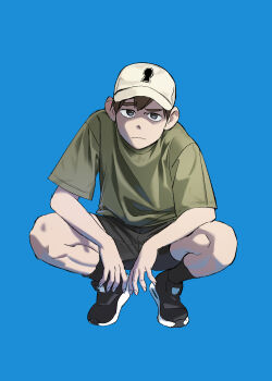 1boy baseball_cap black_shoes blue_background blue_shoes brown_hair chilchuck_tims closed_mouth daki_daily dungeon_meshi full_body green_shirt grey_eyes hat highres light_frown looking_at_viewer male_focus shirt shoes short_hair short_sleeves solo squatting t-shirt white_hat