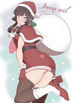 1girl absurdres ass brown_thighhighs capelet christmas commentary_request dress freckles fur-trimmed_dress fur_trim green_eyes hairband hat highres holding holding_sack kantai_collection long_hair looking_at_viewer mogador_(kancolle) nanafumi_(nanafumino) red_capelet red_dress sack santa_costume santa_dress santa_hat solo standing standing_on_one_leg thighhighs