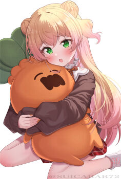 1girl blonde_hair brown_cardigan cardigan crossed_bangs double_bun fang gradient_hair green_eyes hair_bun highres hololive hug long_hair long_sleeves looking_at_viewer loose_socks momosuzu_nene momosuzu_nene_(casual) multicolored_hair nekko_(momosuzu_nene) official_alternate_costume open_mouth orange_nails pink_hair plaid_clothes plaid_skirt red_skirt sailor_collar sidelocks simple_background sitting skin_fang skirt socks stuffed_animal stuffed_toy suicabar72 twitter_username two_side_up virtual_youtuber wariza watermark white_background white_sailor_collar white_socks