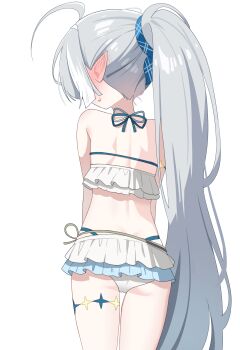 1girl absurdres ahoge ass back bare_shoulders bikini blue_bikini blue_ribbon blush checkered_ribbon commentary ear_blush embarrassed female_tyrant_(stella_sora) frilled_bikini frills from_behind grey_hair hair_ribbon high_ponytail highres huge_ahoge multicolored_bikini official_alternate_costume official_alternate_hairstyle pointy_ears ponytail ribbon simple_background solo standing stella_sora suisen_(suisenhwa) sweatdrop swimsuit thigh_gap thighs two-tone_bikini tyrant_(stella_sora) white_background white_bikini