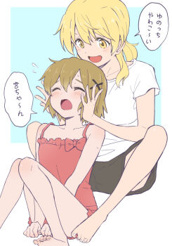 2girls arms_between_legs bare_arms bare_shoulders black_shorts blonde_hair blush brown_hair closed_eyes collarbone commentary_request flying_sweatdrops hair_ornament hands_on_another's_head hidamari_sketch long_hair miyako_(hidamari_sketch) multiple_girls open_mouth red_shirt red_shorts shibasaki_shouji shirt short_shorts short_sleeves shorts simple_background sitting sleeveless sleeveless_shirt sweat translation_request white_shirt x_hair_ornament yellow_eyes yuno_(hidamari_sketch) yuri