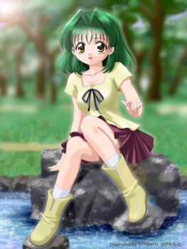 Rule 34 | 1girl, aihara kaori (mamotte shugogetten!), artist name, bad id, blue ribbon, blurry, blurry background, boots, brown eyes, collarbone, dated, forest, full body, green hair, hair intakes, hand up, mamotte shugogetten!, miniskirt, nature, on rock, outdoors, parted lips, pleated skirt, red skirt, ribbon, river, rock, shirt, short sleeves, sitting, skirt, smile, socks, solo, sunlight, takachan, white socks, yellow boots, yellow shirt