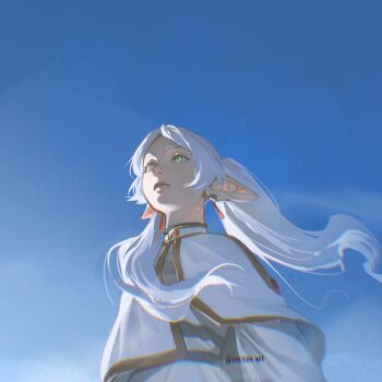 1girl artist_name blue_sky capelet chromatic_aberration cloud commentary earrings elf english_commentary etceteraart floating_hair frieren gold_trim green_eyes grey_hair hair_over_shoulder head_back highres jewelry long_pointy_ears looking_up meme outdoors parted_bangs pointy_ears sidelighting sky solo sousou_no_frieren teardrop_earrings thick_eyebrows twintails twitter_username upper_body upward_angle_frieren_drawing_(meme) white_capelet