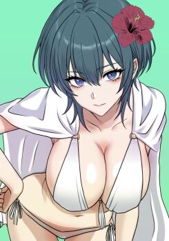 1girl alternate_costume bikini blue_eyes breasts cape cleavage commentary_request fire_emblem fire_emblem:_three_houses flower genderswap genderswap_(mtf) green_background green_hair hair_flower hair_ornament hibiscus highres large_breasts leaning_forward looking_at_viewer male_byleth_(fire_emblem) navel nintendo o-ring ootuk short_hair side-tie_bikini_bottom sideboob simple_background solo stomach swimsuit thighs white_bikini white_cape