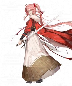 1girl ahoge andoff black_shoes brown_skirt cape chinese_commentary commentary_request full_body fur-trimmed_cape fur_trim hair_between_eyes highres holding holding_sword holding_weapon long_hair long_skirt long_sleeves looking_at_viewer looking_back multicolored_skirt original parted_lips pink_eyes pink_hair ponytail red_cape red_shirt reverse_grip shirt shoes simple_background skirt solo standing sword too_many_watermarks two-tone_skirt watermark weapon white_background white_skirt