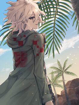 1boy arm_at_side backlighting blonde_hair blue_sky commentary cowboy_shot danganronpa_(series) danganronpa_2:_goodbye_despair day from_behind green_jacket grey_eyes hair_between_eyes highres hood hood_down hooded_jacket jacket komaeda_nagito long_sleeves looking_at_viewer looking_back male_focus medium_hair open_clothes open_jacket outdoors palm_tree parted_lips profile sky smile solo spiked_hair tree user_vkcr5455