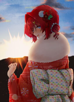 1girl alternate_costume ange_katrina ayuko_ammobium back_bow blue_eyes blue_sky blush bow cloud commentary_request egasumi flower from_behind fur-trimmed_kimono fur_trim grey_scrunchie hair_bun hair_flower hair_intakes hair_ornament hair_scrunchie hand_up highres japanese_clothes kanzashi kimono lens_flare long_sleeves looking_at_viewer looking_back multicolored_bow nijisanji open_mouth outdoors print_kimono red_hair red_kimono scrunchie sky solo sun sunrise teeth triangle_hair_ornament tsumami_kanzashi turning_head unmoving_pattern upper_body upper_teeth_only virtual_youtuber