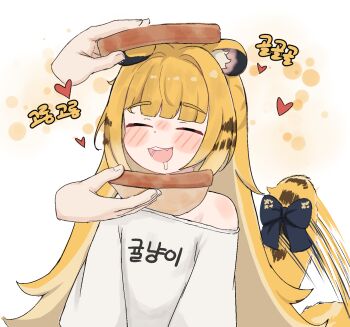 1girl 1other :3 animal_ear_fluff animal_ears bare_shoulders black_bow blonde_hair blush bow bread bread_slice closed_mouth commentary_request drooling fang food heart heartbee highres idiot_sandwich_(meme) ju_fufu korean_commentary long_hair meme open_mouth shirt simple_background speech_bubble tail tail_ornament teeth tiger_ears tiger_girl tiger_tail white_shirt zenless_zone_zero
