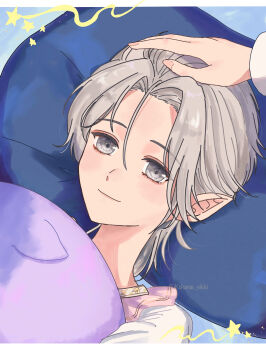 1boy border collared_shirt commentary_request elf fingernails frilled_shirt_collar frills grey_hair hair_between_eyes hand_on_another's_head happy highres holding holding_stuffed_toy kohanai_setsuna letterboxed lying mercury_(shining_nikki) nikki_(series) on_back on_bed pillow pointy_ears shining_nikki shirt short_hair solo_focus star_(symbol) stuffed_animal stuffed_anteater stuffed_toy twitter_username upper_body white_border white_shirt