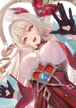 1girl alice_(genshin_impact) black_gloves blonde_hair breasts cowlick detached_sleeves dress from_below genshin_impact gloves hat highres large_breasts long_hair looking_at_viewer open_mouth otabaaa pointy_ears red_dress red_eyes red_sleeves solo white_background wide_sleeves witch_hat