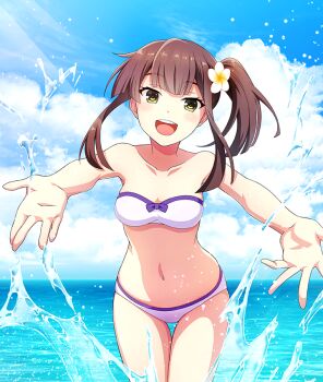 1girl :d bandeau bare_shoulders bikini blue_sky blunt_ends bow bow_bikini breasts brown_hair cleavage cloud cloudy_sky collarbone cowboy_shot day dot_nose double-parted_bangs flower game_cg green_eyes hair_flower hair_ornament head_tilt horizon leaning_forward long_hair looking_at_viewer navel ocean official_art open_mouth outdoors outstretched_arms purple_bandeau purple_bikini purple_bow side_ponytail sidelocks sky small_breasts smile solo splashing strapless strapless_bikini sunlight suzumoto_hana swimsuit teeth third-party_source toji_no_miko toji_no_miko:_kizamishi_issen_no_tomoshibi upper_teeth_only wading white_flower