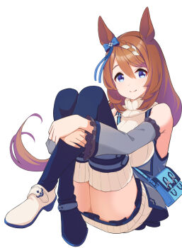 1girl animal_ears asymmetrical_footwear bare_shoulders blue_bag blue_eyes blush bow braid braided_bangs breasts brown_hair closed_mouth commentary_request crossed_legs ear_bow horse_ears horse_girl horse_tail hugging_own_legs knees_up large_breasts long_hair looking_at_viewer mismatched_footwear multicolored_hair shiromaru_illust simple_background sleeveless sleeveless_sweater smile solo streaked_hair super_creek_(murmuring_stream)_(umamusume) super_creek_(umamusume) sweater tail thighs turtleneck turtleneck_sweater umamusume very_long_hair white_background white_streaks