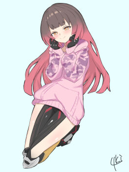 1girl 963rinne android blue_background blush brown_hair camouflage camouflage_hoodie closed_mouth commentary_request full_body gradient_hair hands_up highres hololive hood hood_down hoodie long_hair looking_at_viewer mechanical_arms mechanical_legs multicolored_hair official_alternate_costume official_alternate_hairstyle pink_hoodie red_hair roboco-san roboco-san_(hoodie) signature simple_background smile solo virtual_youtuber white_background yellow_eyes