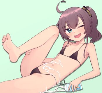 1girl ;d ahoge aqua_eyes barefoot bikini black_bikini black_ribbon brown_hair feet female_focus flat_chest green_background hair_ribbon highres holding hololive legs loli looking_at_viewer natsuiro_matsuri navel one_eye_closed open_mouth ribbon side_ponytail simple_background smile soles solo suggestive_fluid swimsuit toes virtual_youtuber yeun