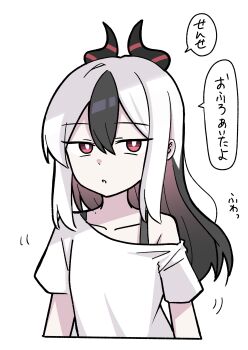 1girl absurdres black_hair black_horns blue_archive bright_pupils cropped_torso highres horns kayoko_(blue_archive) long_hair looking_at_viewer multicolored_hair nyanzai-sensei red_eyes shirt short_sleeves simple_background single_off_shoulder solo speech_bubble translation_request two-tone_hair upper_body white_background white_hair white_pupils white_shirt