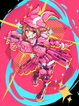 1girl absurdres animal_hat boots brown_hair bullpup commentary_request elbow_pads full_body gloves grin gun hat highres holding holding_gun holding_weapon jacket knee_pads llenn_(sao) looking_to_the_side neckerchief p-chan_(p90) p90 pants pink_gloves pink_hat pink_jacket pink_neckerchief pink_pants portuguese_commentary purple_boots rabbit_hat short_hair smile solo sparkle submachine_gun sword_art_online sword_art_online_alternative:_gun_gale_online weapon yagirevart