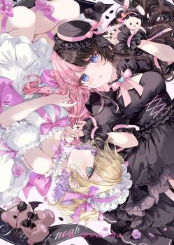 2girls artist_name black_dress black_hat blonde_hair blue_eyes blush brown_hair collar commentary_request dress earrings frilled_collar frills green_eyes hair_ornament hairband hat heart heart_hair_ornament highres hinakisara jewelry kurumi_noah long_hair looking_at_viewer lying multicolored_hair multiple_girls open_mouth parted_lips pink_hair split-color_hair stuffed_animal stuffed_toy tachibana_hinano twitter_username two-tone_hair virtual_youtuber vspo! watermark white_dress white_hairband
