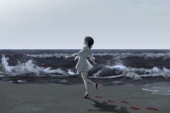Rule 34 | 1girl, 2bmm2, absurdres, barefoot, beach, black hair, blood, blood on clothes, blood on feet, bloody clothes, bloody dress, chainsaw man, commentary, dress, foot up, from behind, full body, green eyes, grey sky, hair between eyes, highres, jane doe (song), looking back, medium hair, ocean, outdoors, outstretched arms, parted lips, reze (chainsaw man), shadow, sky, solo, tiptoes, waves, white dress