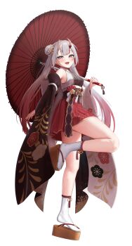 1girl :d absurdres asymmetrical_sleeves bare_shoulders black_kimono black_sleeves black_socks center-flap_bangs commentary_request detached_sleeves dot_nose double_bun floral_print full_body furisode_sleeves grey_hair hair_between_eyes hair_between_horns hair_bun hakama hakama_short_skirt hakama_skirt happy highres holding holding_umbrella hololive horns japanese_clothes kakinotane_e kimono looking_at_viewer mismatched_sleeves multicolored_hair nakiri_ayame nakiri_ayame_(8th_costume) official_alternate_costume official_alternate_hairstyle oil-paper_umbrella okobo oni open_mouth platform_sandals print_kimono puffy_sleeves red_eyes red_hair red_hakama red_umbrella sandals simple_background skin-covered_horns skirt smile socks solo two-tone_kimono umbrella virtual_youtuber white_background white_hair white_socks