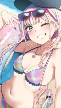 1girl beach bikini black_hat blonde_hair blue_eyes blue_nails blurry blurry_background breasts eyewear_on_head fingernails grin hat highres jewelry looking_at_viewer medium_breasts multicolored_bikini multicolored_eyes nagami_yuu nail_polish navel necklace one_eye_closed original pink_eyes plaid_bikini plaid_clothes red-framed_eyewear sand smile solo summer sunglasses swimsuit v yellow_eyes